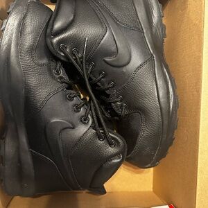 Nike Manoa LTR Black size 6Y.